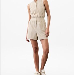 Athleta Brooklyn Utility Romper
Beige Women's Size 12 Sleeveless
Pockets Zip Up